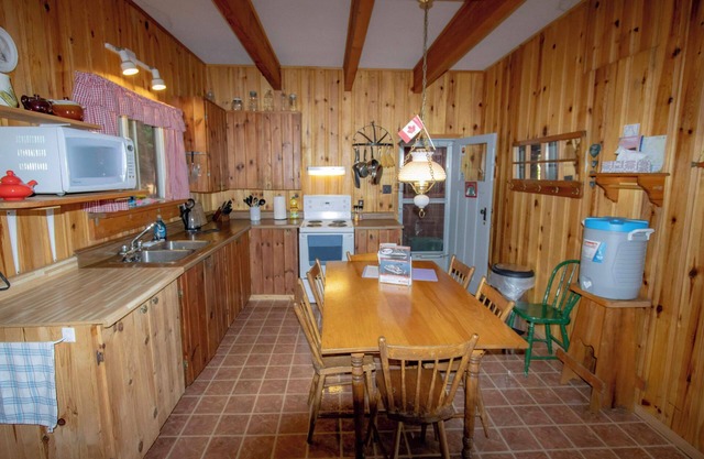 Beautiful 2 bdrm cottage with fireplace and a view in Minden Hills-Pet Friendly!