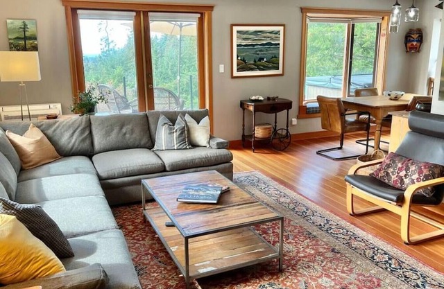 Beautiful 2-bdrm home with ocean & sunset views