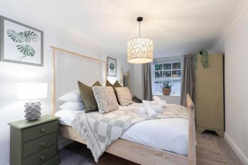 Beautiful 2-Bed 2 Bath Regency Flat with Parking