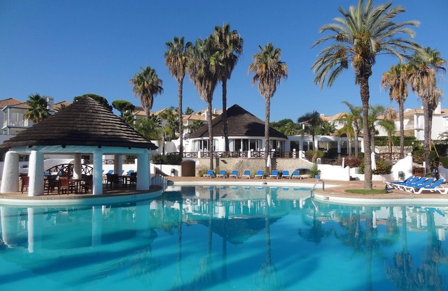 Luxusunterkünfte, Garten, Palmengesäumter Pool, kostenloses Highspeed-WLAN