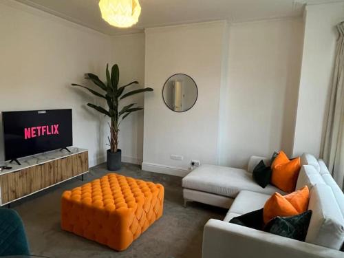 Beautiful 2 Bed Centrally Located Flat Close to 3 Stations