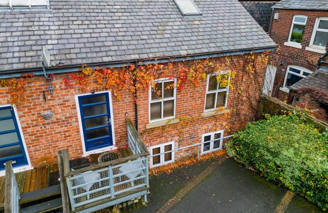 Beautiful 2 bed duplex apartment with gated parking.