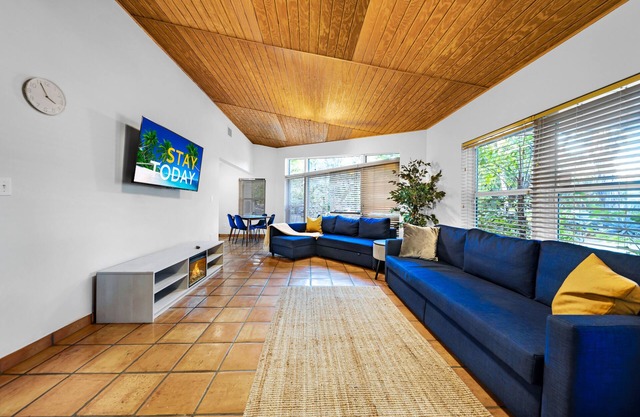 Beautiful 2 Bedroom House with BBQ and backyard. Free parking!