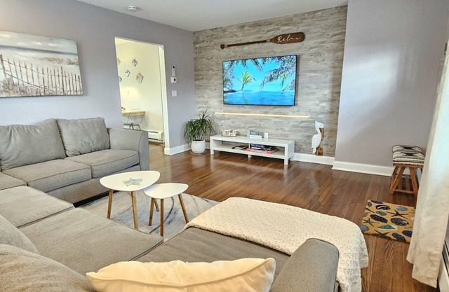 Beautiful 2 Bed Apt w/ Parking & Beach Passes - Walk to Beach, Rides, Waterpark
