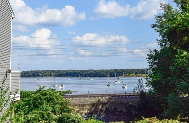 Beautiful 2 Bedroom Water View Townhome - Walk to Main St in East Greenwich