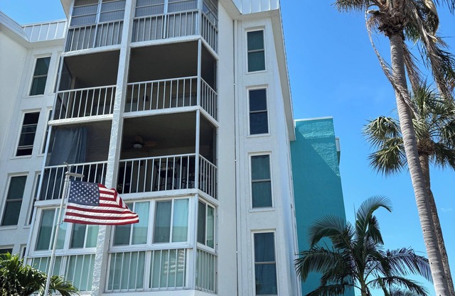 Beautiful 2-bedroom condo with Marina View