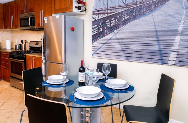 Beautiful 2 bedroom apartment with good location, 20 mins to downtown Manhattan