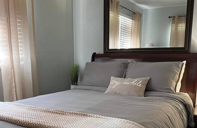 Beautiful 2 bedroom, close to summer fun, great dining and lots of nightlife