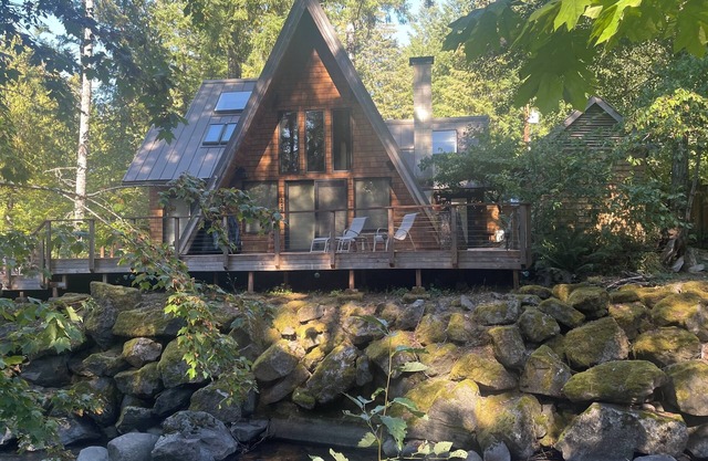 Beautiful 2-bedroom cabin beside a creek in relaxing Packwood with WiFi, AC