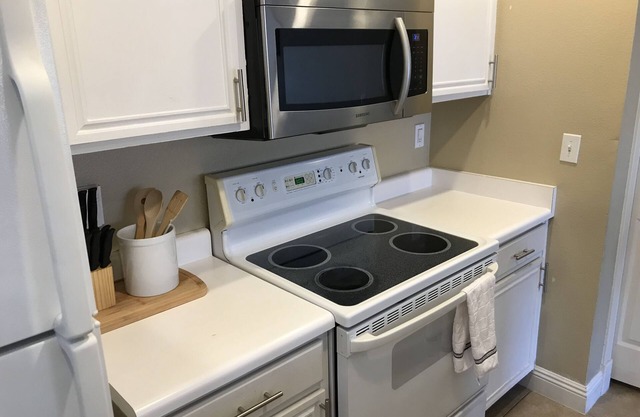 Beautiful 2 Bedroom Condo with Upstairs