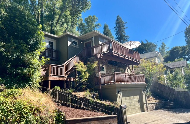 Beautiful 2-bedroom cottage in wooded Deer park neighborhood