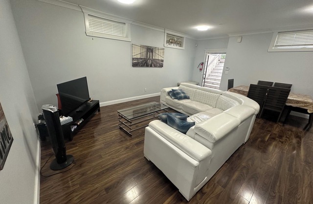Beautiful 2-bedroom house with WiFi in Vancouver