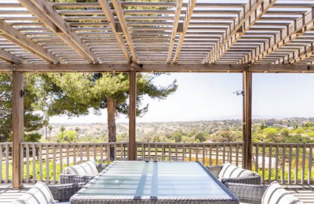 Beautiful 2-bedroom home with stunning views Sleeps 4 - 2 Bedrooms - 1 Bath