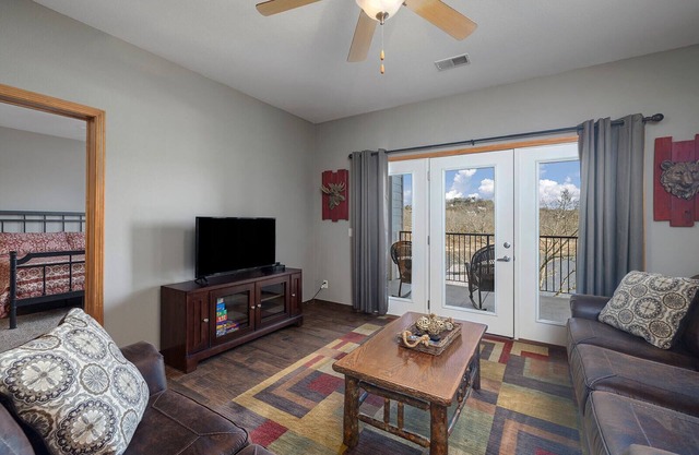 Beautiful 2 Bedroom Lakefront Condo