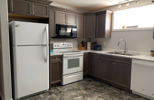 BEAUTIFUL 2 Bedroom Suite Close To The Airport minutes from downtown/ hospital.