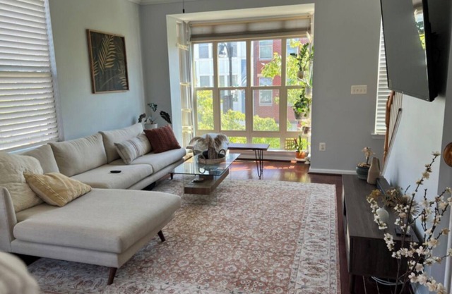 Beautiful 2-bedroom townhome in innerharbor Baltimore with parking.