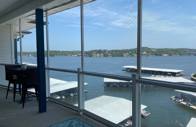 Beautiful 2-Bedroom, 6th Floor Condo located on Horseshoe Bend.