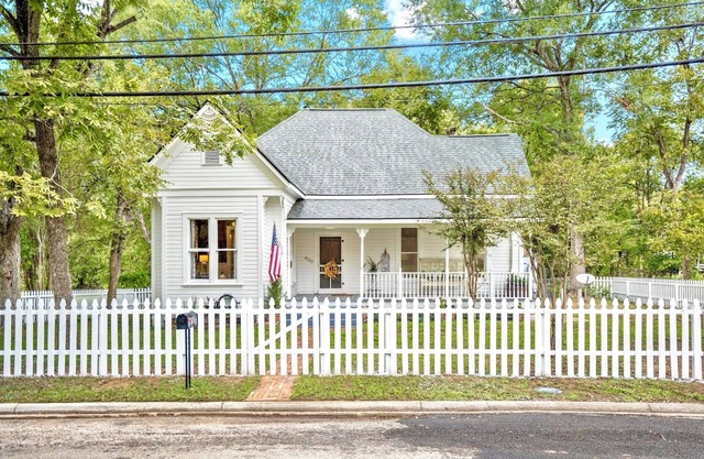 Beautiful 2-bedroom Victorian cottage for 6 near lake, casino, and downtown!