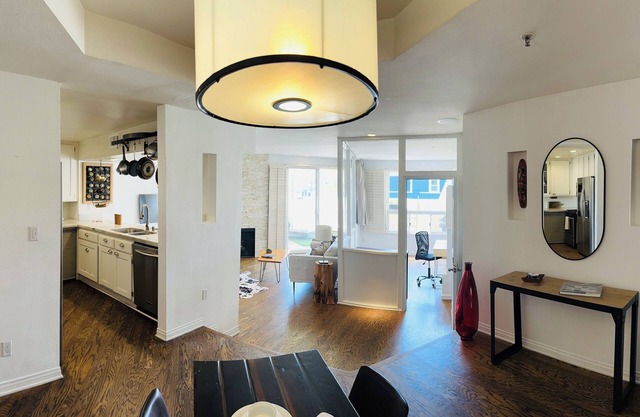 Beautiful 2-bedroom condo in Venice Beach with AC, WiFi, secure parking, more