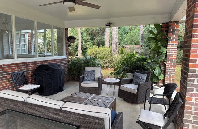 Beautiful 2-bedroom cottage with private outdoor oasis. Minutes from downtown.