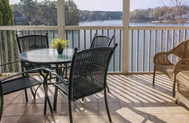 Beautiful 2 bedroom unit at resort, sleeps 8