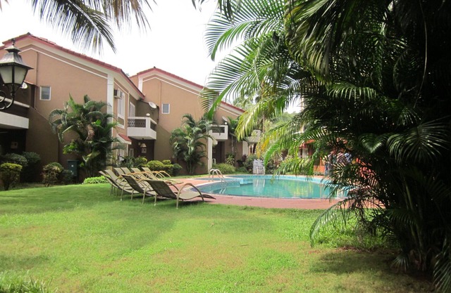 SCHÖNE 2-ZIMMER-WOHNUNG IM HERZEN VON CANDOLIM IN EINEM RESORT MIT POOL