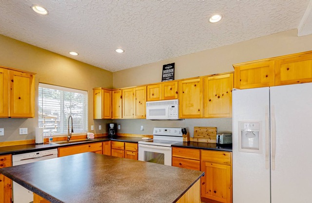 Beautiful 2-story home with private gas grill, patio, outdoor dining area, & AC