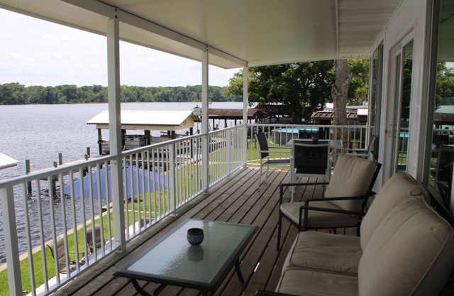 Beautiful 2 Story Home, w/Lift to 2nd Floor Balcony, on St Johns River Sleeps 10
