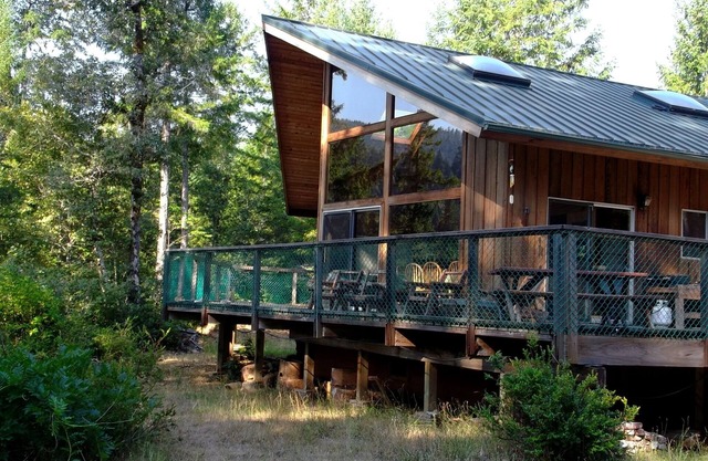 Schöne 2-stöckiges Haus auf Smith River- privater Strand, Trails, & More!