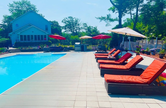 Beautiful 2bedroom w Pool close to the beach and Southampton Village