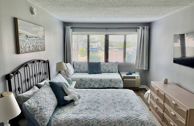 Beautiful 2BR/2BA Condo Steps from the Beach