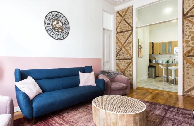 Beautiful 2BR high ceiling/50m from TimeOut market