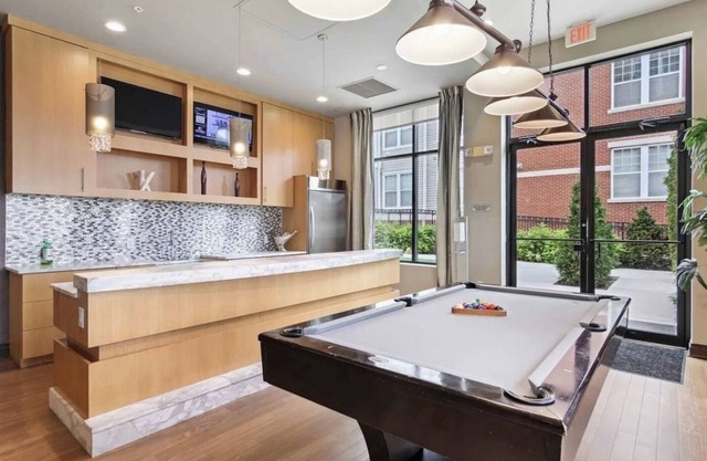 Beautiful 2Br steps from LIRR