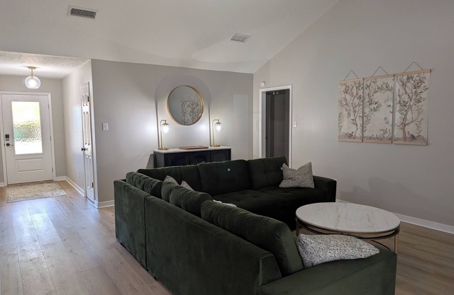 Beautiful 3/2 Home, quiet location, close proximity to Texas A&M University