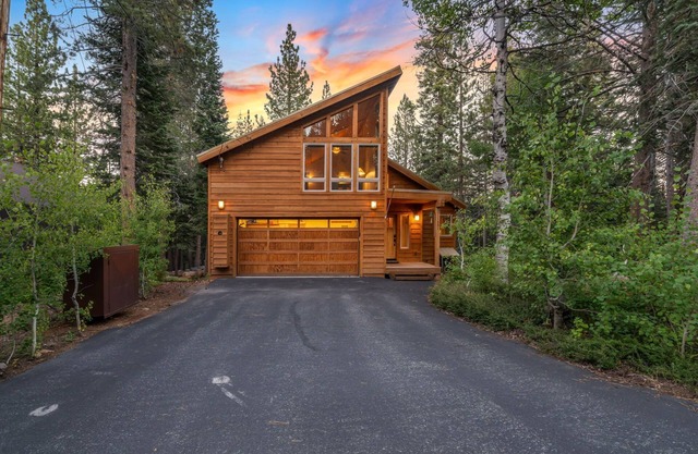 Beautiful 3 bed/2.5 bath; deck with a hot tub