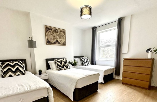 Spacious 3-Bed House, private hot tub & parking