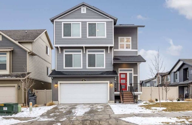 Beautiful 3 Bedroom Private home with easy access
