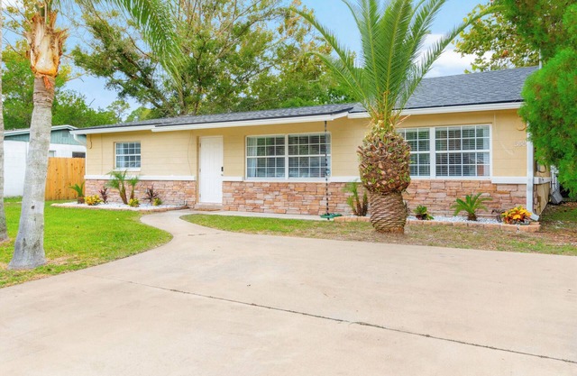 Beautiful 3 bedroom, 2 bathroom Beach Bungalow in Jacksonville Beach!