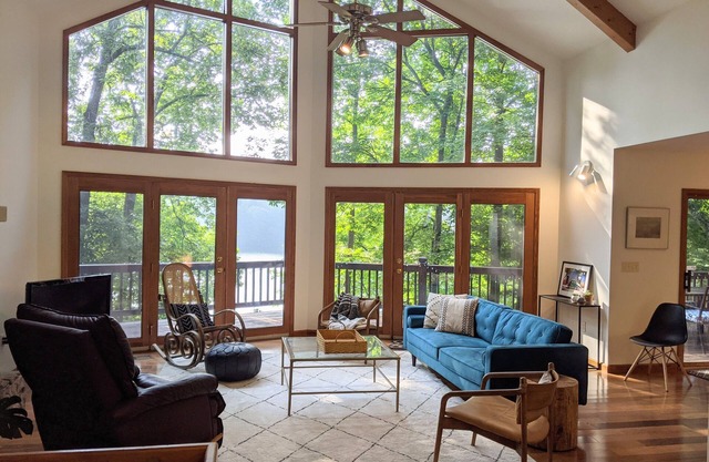 Beautiful 3-bedroom Lake Front Home on Lake Santeetlah