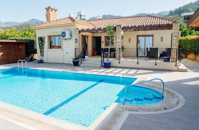 Beautiful 3 bedroom/2 bathroom bungalow with fantastic views!