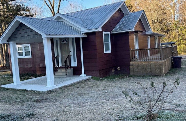 Beautiful 3-bedroom 2-bath home in Ackerman. Washer & dryer, WiFi, & lots more!