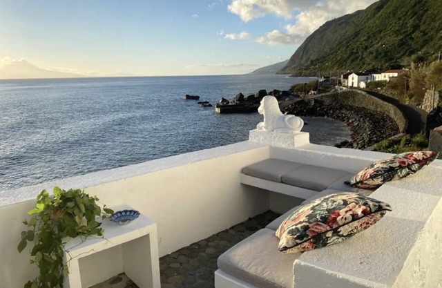 Beautiful 3 bedroom & 3 bathrooms House with Sea view in São Jorge, Açores