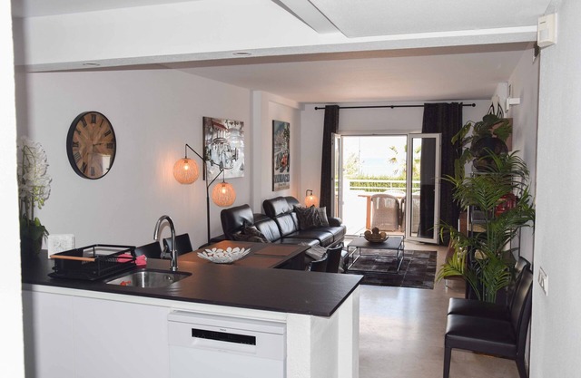 Hochwertig eingerichtetes Appartement für 6 Personen mit Blick auf das Meer