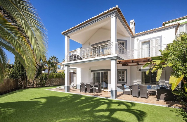 Beautiful 3 bedroom Apartment with private garden & communal pool just 3min walk