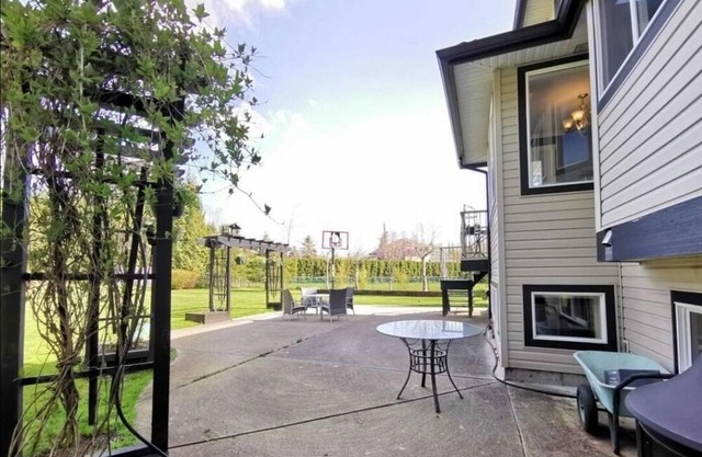 Beautiful 3-bedroom suite on 1 Acre