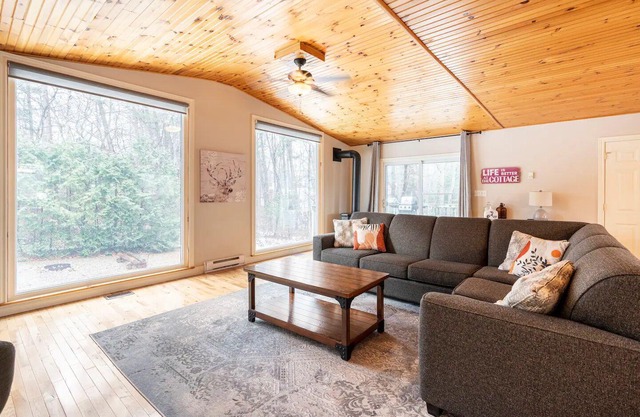 Beautiful 3 bedroom, 1 bath cottage in the heart of Port Franks, Ontario.