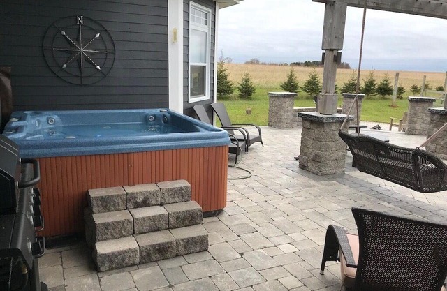 Beautiful 3-Bedroom Costal Home with Spectacular Deck with Hot tub