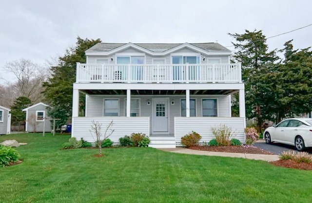 Beautiful 3 bedroom house by the ocean