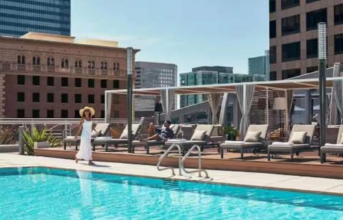 Beautiful 3 Bedroom High Rise with Pool, Hot Tub and Rooftop Views