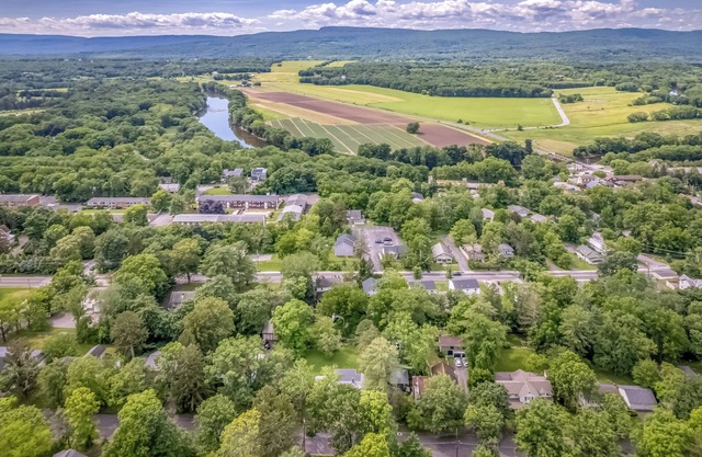 Beautiful 3-bedroom house in New Paltz with AC, WiFi, SunDeck & Close to ALL
